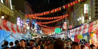 2018年春节在新加坡华埠，游客享受旅游