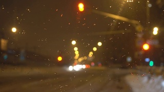 雪花落在街灯的背景上，慢动作视频素材模板下载