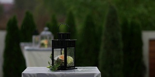 乡村风格的婚礼装饰。下雨天在户外举行的婚礼上的花灯