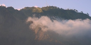 雾流过树木和山附近的布罗莫山，印度尼西亚