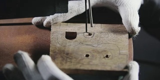 在一个木头工件上切割拼图，比特币的象征