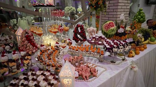 糖果棒婚礼水果，糖果自助餐，美味的糖果棒在婚礼上