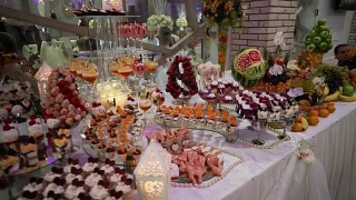 糖果棒婚礼水果，糖果自助餐，美味的糖果棒在婚礼上视频素材模板下载