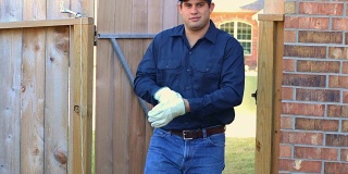 拉丁蓝领工人通过后院大门，准备工作的工具