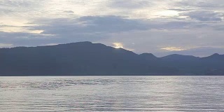 印度尼西亚，萨莫塞尔岛，托巴湖，日出与倒影