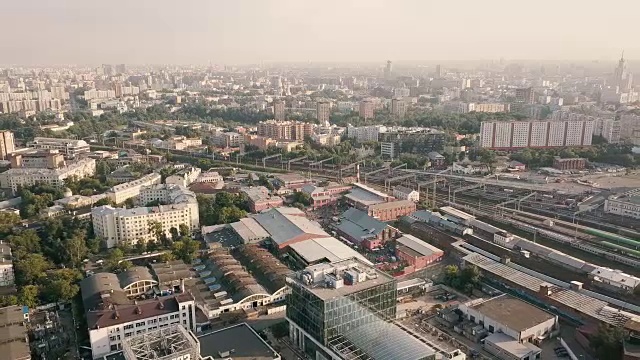 无人机在工业建筑和城市建筑上空拍摄的空中景观