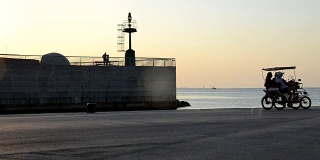 日落时分，黄包车停在港口