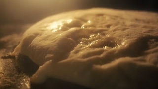 烤箱里正在烤面包。面包的生产。面团在烤箱里烤。面团里鼓出了气泡视频素材模板下载