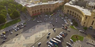汽车行驶在埃里温共和国广场，主要街道鸟瞰图