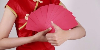 手握红包，寓意春节快乐