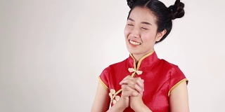 美丽的女人穿着红色旗袍，寓意春节快乐