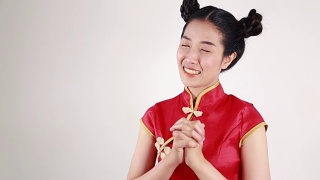 美丽的女人穿着红色旗袍，寓意春节快乐视频素材模板下载