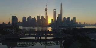 日出时的上海天际线和外白渡桥全景。陆家嘴金融区和黄浦江。中国鸟瞰图。无人机向后和向上飞行。远景。