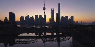 黎明时分的上海全景。陆家嘴金融区和黄浦江。中国鸟瞰图。无人机正在向上飞行。远景。