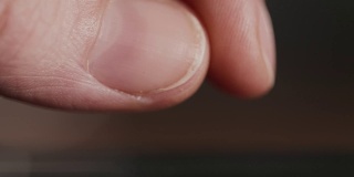 宏女性青少年的手指使用平板电脑或智能手机