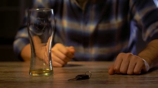 男司机在家里或酒吧喝含酒精的啤酒视频素材模板下载