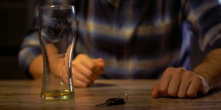 男司机在家里或酒吧喝含酒精的啤酒