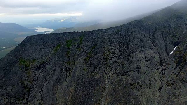 山顶，希比尼和多云的天空。