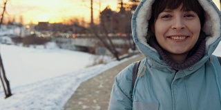 一个年轻女子的肖像在一个城市的背景在冬天。