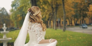 年轻美丽的新娘舞。她穿着一件优雅的白色结婚礼服。慢动作