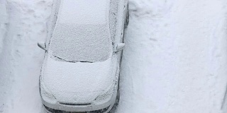雪夜下的汽车