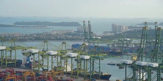 在新加坡船厂工作的集装箱货轮