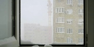 慢镜头:窗外窗外是暴风雪的景象。