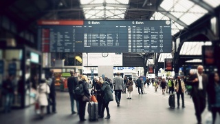 人们在瑞士火车站通勤的Cinemagraph视频素材模板下载