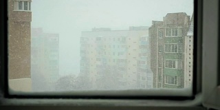 窗外，一种强烈的暴风雪景象慢慢地从打开的窗口映入眼帘。