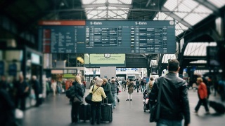 人们在瑞士火车站通勤的Cinemagraph视频素材模板下载