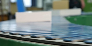 信封在信封印刷厂是通过传送带运输的