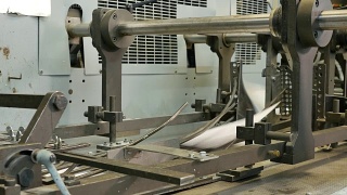 在一家大工厂里，信封正在传送带上转动视频素材模板下载