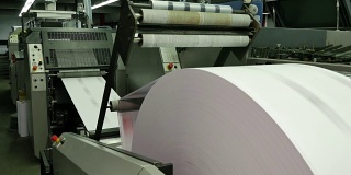 大纸卷在信封印刷厂的传送带上
