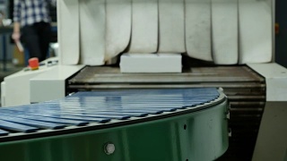 在工厂里，在传送带上运输的密封白纸视频素材模板下载