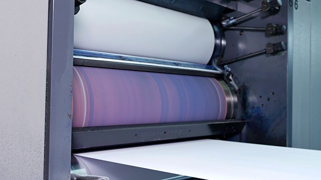 信封印刷厂在传送带上印刷和运输的信封