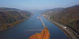 德国巴赫拉克镇附近的秋天莱茵河山谷上空。