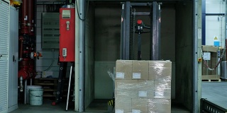 信封印刷厂在传送带上印刷和运输的信封