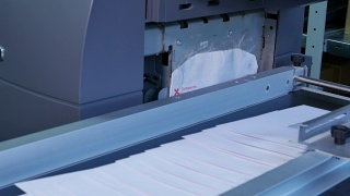 信封印刷厂在传送带上印刷和运输的信封视频素材模板下载