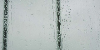 雨滴在窗户上的手持式慢动作拍摄