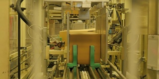 在米厂的传送带上折叠纸箱- 4K