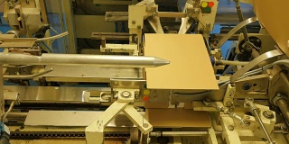 在米厂的传送带上折叠纸箱- 4K