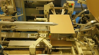 在米厂的传送带上折叠纸箱- 4K视频素材模板下载