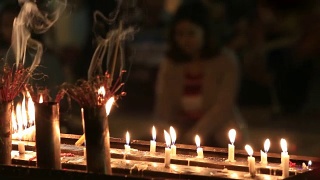 大金塔上燃烧的蜡烛。仰光,缅甸视频素材模板下载