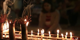 大金塔上燃烧的蜡烛。仰光,缅甸