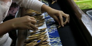曼德勒手工艺村的传统缅甸纺织品制造。缅甸,缅甸
