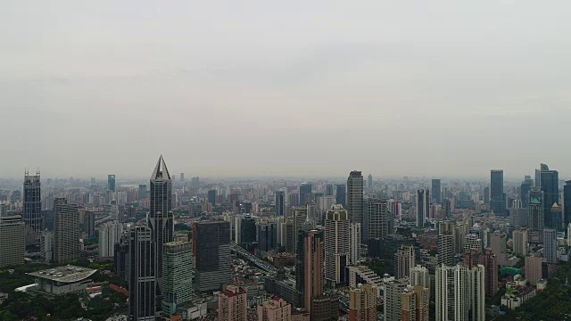 无人机拍摄:雾中上海天际线的4K鸟瞰图。