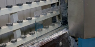用来加工边缘的一块从机器中挤出来的玻璃。工厂为生产窗户。