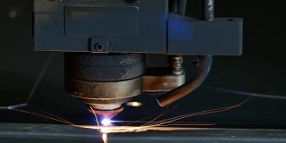 激光切割机在切割金属板材时具有火花和高精度