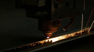 激光切割机在切割金属板材时具有火花和高精度视频素材模板下载