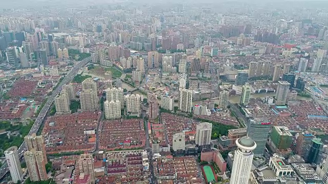 无人机拍摄:雾中上海天际线的4K鸟瞰图。